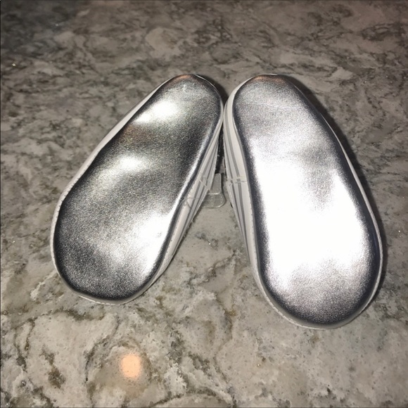 BABY GIRL SEQUIN SHOES TENNIS TIE ON SHOES SILVER - Picture 2 of 2